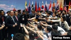 북한 리용호 외무상이 26일 라오스 비엔티안에서 열린 아세안지역안보포럼(ARF) 회의 막간을 이용해 기자회견을 하고 있다.