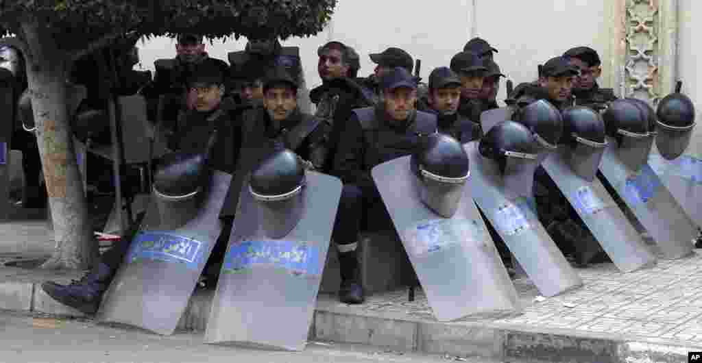 Soldiers rest in front of the presidential palace, in Cairo, Egypt, Dec. 14, 2012.