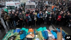 2014年2月20日，在乌克兰首都基辅的独立广场，反政府抗议人群哀悼在和警察冲突中死亡的抗议人士。