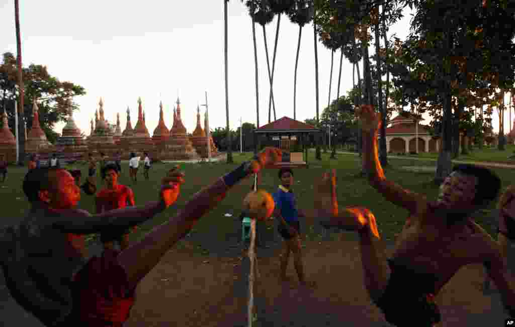 Para pria bermain olahraga setempat, chinlone (sepak takraw) di Naypyitaw, Myanmar.