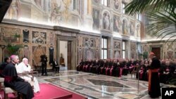 Paus Fransiskus di Clementine Hall, Vatikan, 17 September 2016 (L'Osservatore Romano/Pool Photo via AP).