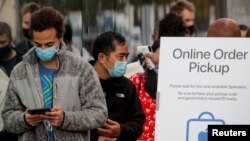 纽约布鲁克林苹果专卖店内已下单购买苹果手机5G iPhone 12的顾客在排队等候领取新手机。（2020年10月23日）