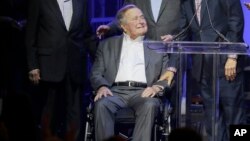L’ancien président George H.W. Bush lors d’un concert de collecte de fonds au Collège Station, Texas, 21 octobre 2017.