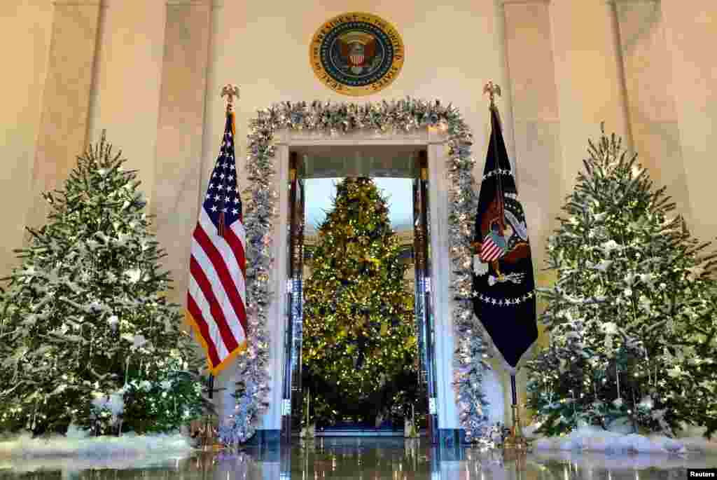2017年11月27日，在白宫一楼的过道，可以看到官方的白宫圣诞树。
