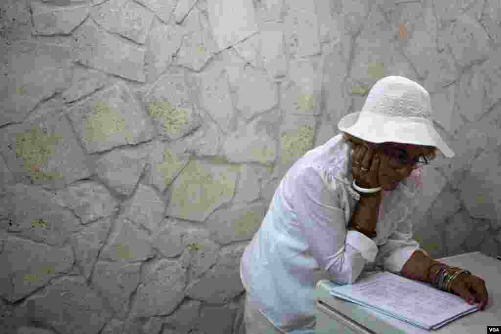 71岁的玛格丽塔·瓦迪那是年纪最大的白衣女士成员。她不怕被抓。 （美国之音/马奇）