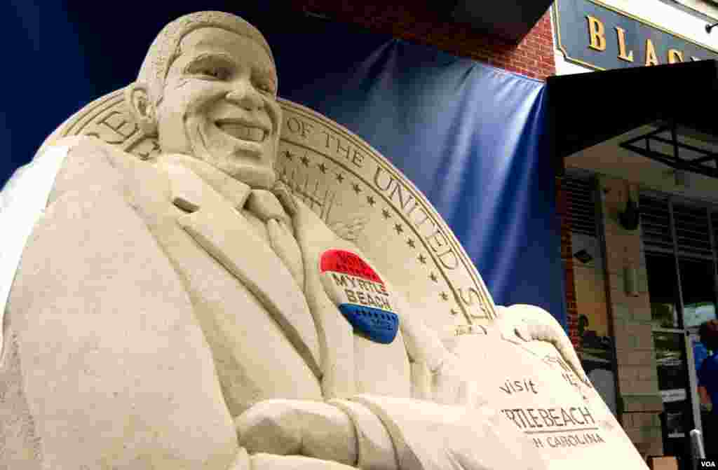 A 15-ton sand sculpture of President Obama is on display outside the convention. The sand comes from Myrtle Beach, South Carolina. (J. Featherly/VOA) 