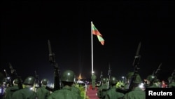 Suasana upacara pengibaran bendera untuk memperingati Hari Kemerdekaan ke-65 Myanmar di Alun-alun Rakyat dekat Pagoda Shwedagon di Yangon (Rangun), 4 Januari 2013. (REUTERS / Soe Zeya Tun)