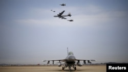 飞过乌山空军基地的美国B-52轰炸机。（2016年1月10日）