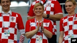 La présidente de la Croatie, Kolinda Grabar-Kitarovic, au match Croatie / Danemark à la Coupe du monde de football 2018 à Nijni Novgorod, en Russie, le 1er juillet 2018.