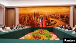 资料照：菲律宾总统小马科斯在1月3日至5日对中国进行国事访问，双方就南中国海问题建立直接沟通渠道，以和平处理争端。图为小马科斯与中国人大委员长栗战书举行双边会谈。（2023年1月4日）
