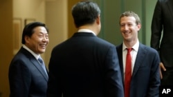 2015年9月23日,中国国家主席习近平访问美国华盛顿州期间与脸书公司创始人扎克伯格交谈，当时的中国互联网大总管鲁炜(左)在一旁笑脸相陪。