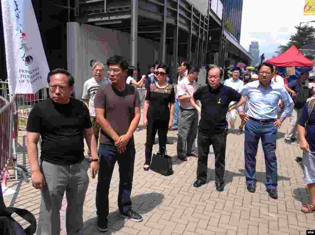 数千香港市民云集政府总部声援被困公民广场学生（美国之音图片／海彦拍摄）