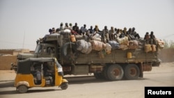 Un camion transportant des migrants sur une route poussiéreuse de la ville d'Agadez, au Niger, se dirige vers la Libye, le 25 mai 2015.