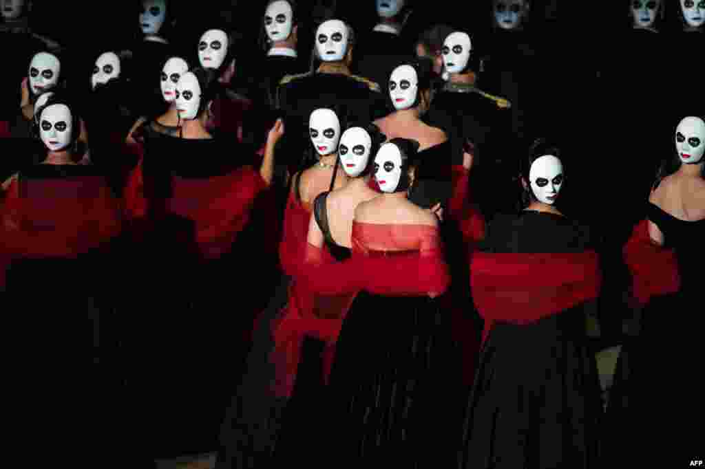 តារាសម្តែង និង​តារាចម្រៀង​ធ្វើការ​សម្តែង​ក្នុង​របាំ​អូបាម៉ា &laquo;La Traviata&raquo; ដោយ​លោក Giuseppe Verdi ដែល​ដឹកនាំ​សម្តែង​ដោយ​លោក Louis Desire និង​លោក Daniele Rustioni កាល​ពី​ថ្ងៃ​ទី៣១ ខែ​កក្កដា ឆ្នាំ​២០១៦ ក្នុង​ក្រុង Orange ភាគខាងត្បូង​ប្រទេស​បារាំង អំឡុងពេល​ពិធីបុណ្យ Choregies d&#39;Orange។