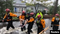 佛罗伦萨飓风引发大水，来自纽约的救援人员在北卡州里弗本德救走一名居民。（2018年9月14日）