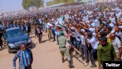 Lokacin da shugaba Buhari ya isa filin gangamin yakin neman zabe a Maiduguri (pic Garba Shehu Twitter)