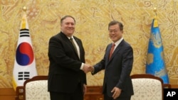 美国务卿蓬佩奥与韩国总统文在寅会面