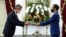 Dubes AS untuk Indonesia, Sung Yong Kim, menyerahkan surat kepercayaan kepada Presiden Joko Widodo di Istana Merdeka, Jakarta, hari Rabu (21/10).