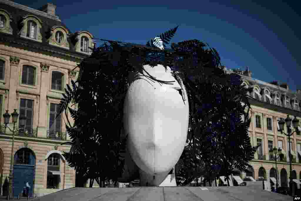 រូបសំណាក​មួយ​រចនា​ឡើង​ដោយ​សិល្បករ​លោក Manolo Valdes ត្រូវ​ថត​បាន​នៅ​ Place Vendome ក្រុង​ប៉ារីស ប្រទេស​បារាំង។&nbsp;