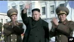 AS berusaha memblokir dana-dana rahasia milik pemimpin Korea Utara Kim Jong Un (tengah) dalam bank di luar negeri (foto: dok).