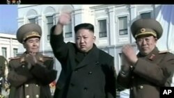 Komisi Pertahanan Nasional Korea Utara yang diketuai pemimpin Korea Utara Kim Jong Un (tengah) mengusulkan pembicaraan nuklir dengan AS (foto: dok). 