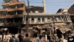 营救人员在巴基斯坦白沙瓦中心地带汽车炸弹爆炸现场