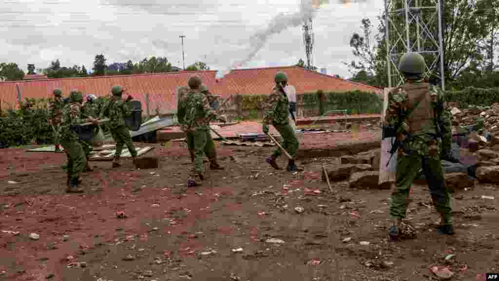 La police kényane lance des gaz lacrymogènes contre les partisans de la coalition du Super Alliance nationale (NASA) lors d&#39;affrontements à Kibera, à Nairobi, le 26 octobre 201.
