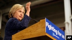 هیلاری کلینتون حرف های ضد مهاجران رقیب جمهوریخواه، دونالد ترامپ را مورد انتقاد قرار داد.