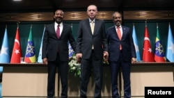 Turkish President Tayyip Erdogan (C) poses with Somali President Hassan Sheikh Mohamud (R) and Ethiopian Prime Minister Abiy Ahmed following talks in Ankara, Turkey, Dec. 11, 2024. (Murat Kula/Presidential Press Office/Handout via Reuters) 