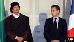 L'ex-président français Nicolas Sarkozy, à droite, et l'ex-leader libyen Mouammar Kadhafi, à gauche, Paris, le 10 décembre 2007.