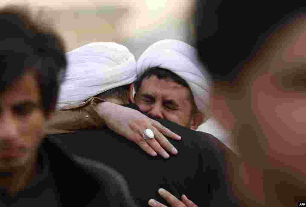 បព្វជិត Shitte និង​សមាជិក​នៃ​ក្រុម​ Hashed al-Shaabi កាន់ទុក្ខការ​ស្លាប់​របស់​​សមាជិក​សាសនា​ម្នាក់​នៃសហគមន៍​ Sheikh Mohannad al-Mayahi​ ដែល​បាន​ស្លាប់ពីរខែ​បន្ទាប់​ពីការ​រងរបួស​ក្នុង​ជម្លោះ​នៅ​ទីក្រុង​ម៉ួស៊ុល។