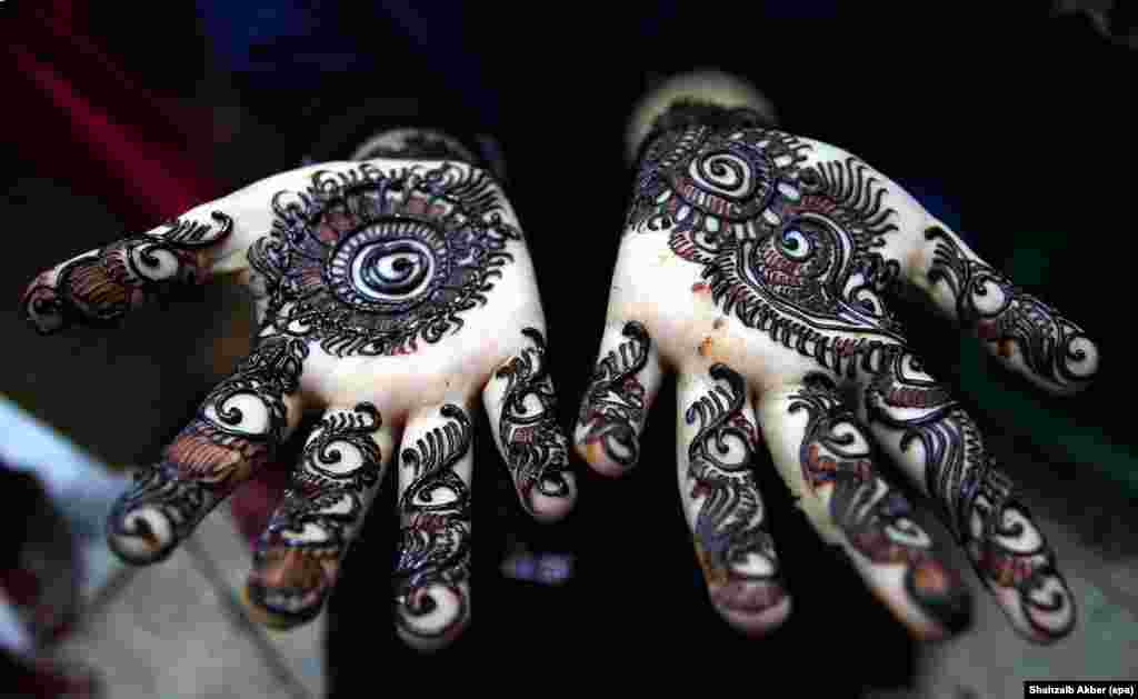 ក្មេង​ស្រី​ម្នាក់​សម្ងួត​ស្នាមសាក់​ Henna នៅ​លើ​ដៃ​របស់​នាង មុន​ពេល​ពិធី​បុណ្យ​ Eid al-Fitr នៃ​សាសនា​មូស្លីម​ ដើម្បី​កំណត់​នូវ​ការ​បញ្ចប់​ពិធី​បុណ្យ​រ៉ាម៉ាឌន ក្នុង​ក្រុង​ការ៉ាឈី ប្រទេស​ប៉ាគីស្ថាន​កាល​ពី​ថ្ងៃទី​០៥ ខែ​កក្កដា ឆ្នាំ​២០១៦។&nbsp;