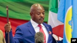 Le président Pierre Nkurunziza prête serment, le 20 août 2015. (AP Photo/Gildas Ngingo)