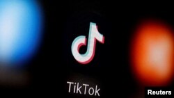 Logo TikTok ditampilkan di smartphone dalam sebuah ilustrasi, 6 Januari 2020. (Foto: REUTERS/Dado Ruvic)