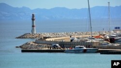 Un bateau de garde-côtes turc dans le port de Didim, en Turquie, le 6 mars 2016.
