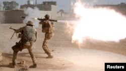 지난 29일 이라크 특수부대 경찰들이 모술 남부 알슈라에서 ISIL 대원들과 교전을 벌이고 있다.