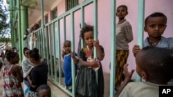 Watoto waliohamishwa na mzozo kati ya Tigray na Ethiopia wakicheza katika shule ya msingi iliyoko katika mji wa Abi Adi, mkoani Tigray Tarehe 11, Mei 2021. Picha na AP/Ben Curtis.