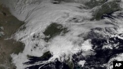Gambar yang dirilis Dinas Cuaca Nasional Amerika ini menunjukkan badai musim dingin menyelimuti wilayah timur laut Amerika, 7 Februari 2013. Diperkirakan badai salju akan menghantam wilayah padat penduduk dari wilayah New York hingga Boston dan sekitarnya, 8 Februari 2013. (AP Photo/NOAA).