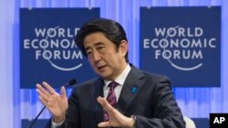 日本首相安倍在达沃斯世界经济论坛讲话。