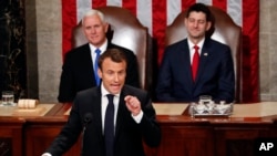 法国总统马克龙对美国国会两院发表演说。坐在他身后的是兼任参议院议长的美国副总统彭斯和美国众议院议长瑞安。（2018年4月25日）