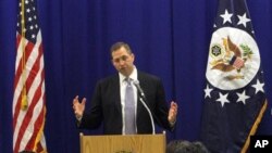 မြန်မာနိုင်ငံဆိုင်ရာ အမေရိကန်သံအမတ်ကြီး Derek Mitchell။ 