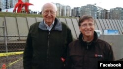 Bill Geyts atası ilə (Foto Bill Geytsin Facebook səhifəsindən götürülüb) 