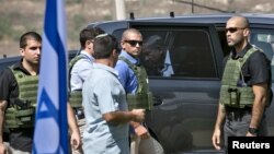 6일 요르단 서안지구 나블루스 시 군 기지에서 열린 안보회의에 참석한 벤자민 네타냐후 이스라엘 총리가 경호원들의 호위를 받으며 차에서 내리고 있다.