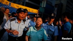 2014年10月8日，香港警察护送一名反对占中者离开民主示威区域，以免发生对抗。