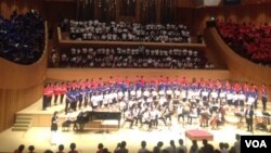 서울 송파구 롯데콘서트 홀에서 탈북자와 지역주민들이 함께 부르는 통일대합창이 열렸다.