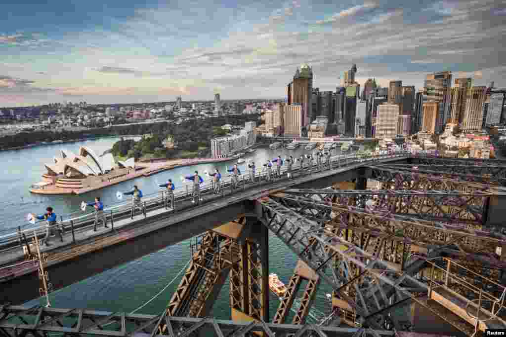Sydney Harbour Bridge dan Australian Academy of Tai Chi dan Qigong menjadi tuan rumah kelas seni bela diri Tai Chi yang pertama di kota terbesar di negara itu.