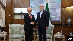 아마노 유키야 국제원자력기구사무총장(왼쪽)이 20일 이란 테흐란에서 알리 아크바르 살레히 이란 원자력 청장과 회동했다.