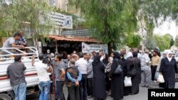 Annual reports of Caring for Cambodia are displayed at a Washington, DC fundraiser and silent auction organized by the non-profit to help support 21 impoverished schools in Cambodia&#39;s Siem Reap province, May 4, 2017. (VOA Khmer)
