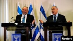 آویگدور لیبرمن (چپ) وزیر دفاع جدید دولت ائتلافی بنیامین نتانیاهو نخست وزیر اسرائیل (راست) - 5 خرداد 1395 