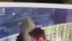 ویدئو منتسب به کیانوش سنجری که لحظه پریدن او از ایوان بازار چارسو در تهران را نشان می‌دهد